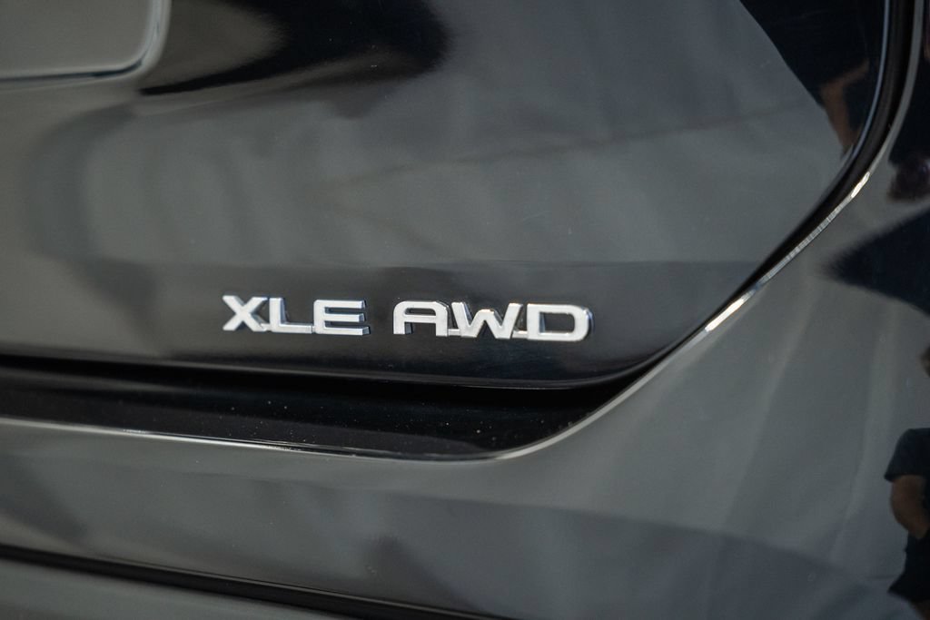 Used 2022 Toyota Highlander XLE AWD/4WD image 7