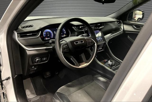 Used 2024 Jeep Grand Cherokee L Altitude AWD/4WD image 16