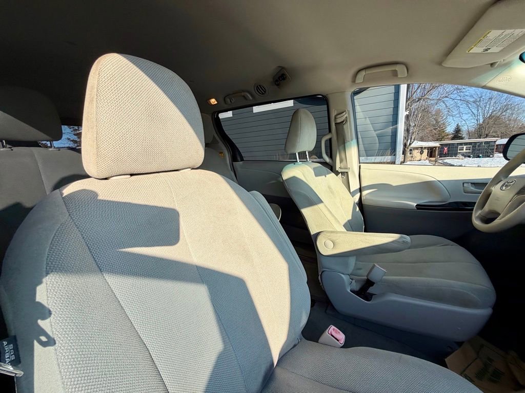 Used 2014 Toyota Sienna L image 19