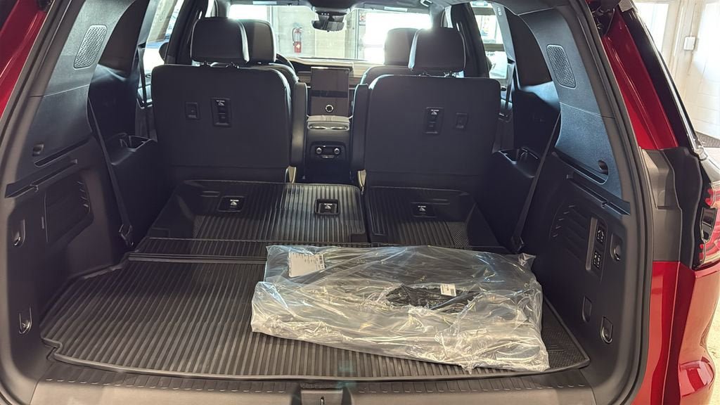 New 2026 GMC Acadia Denali Ultimate w/ LPO, Floor Liner Package AWD/4WD image 18