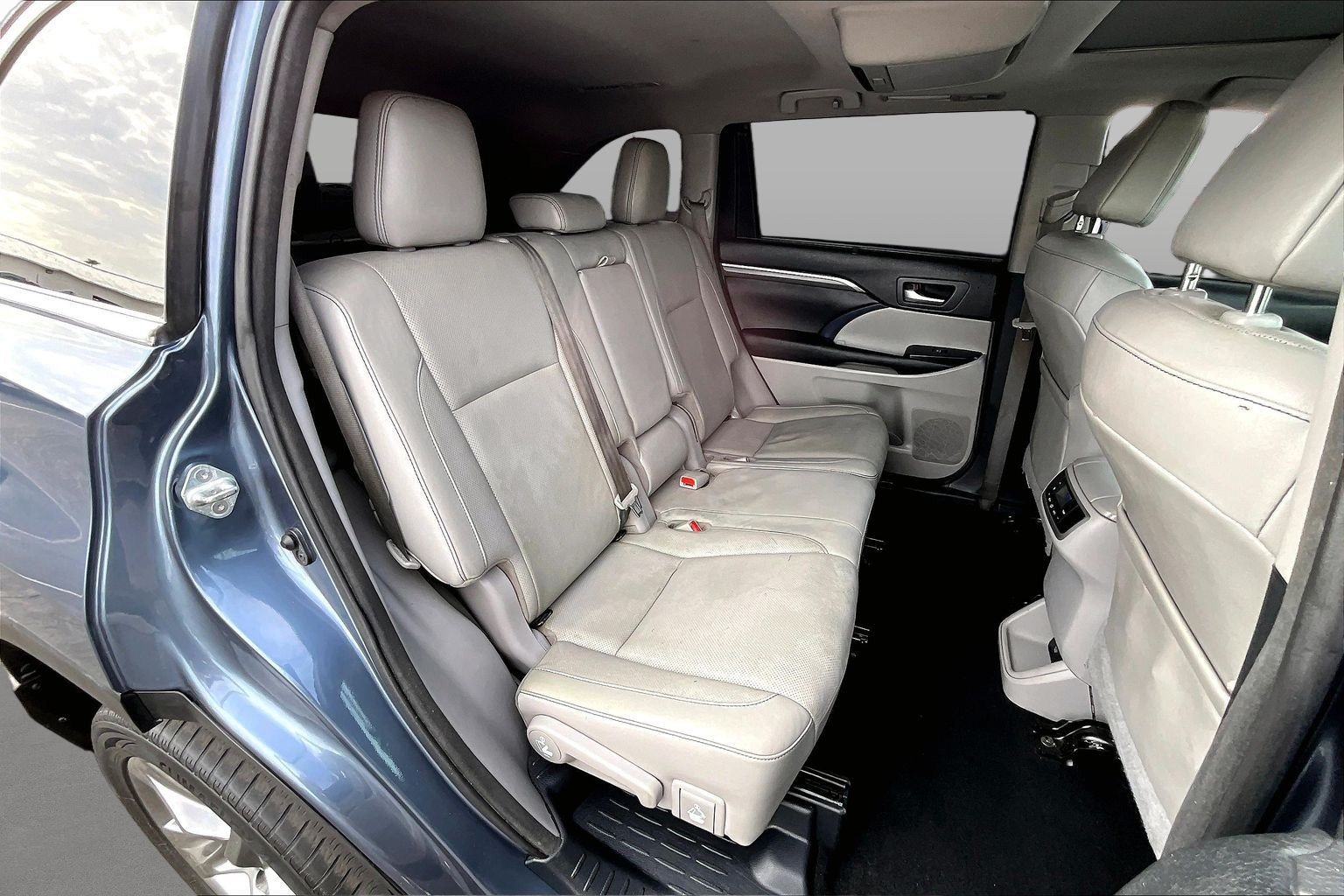 Used 2017 Toyota Highlander Limited w/ Carpet Mat Package FWD image 28