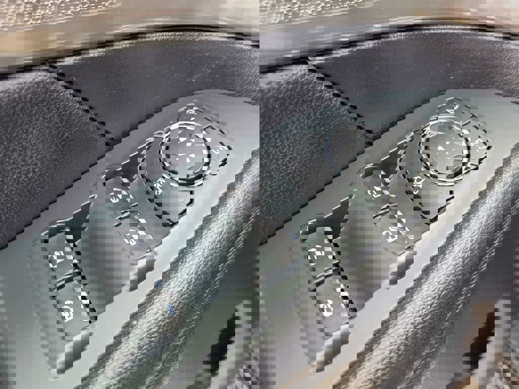 Used 2019 Ford Explorer XLT image 18