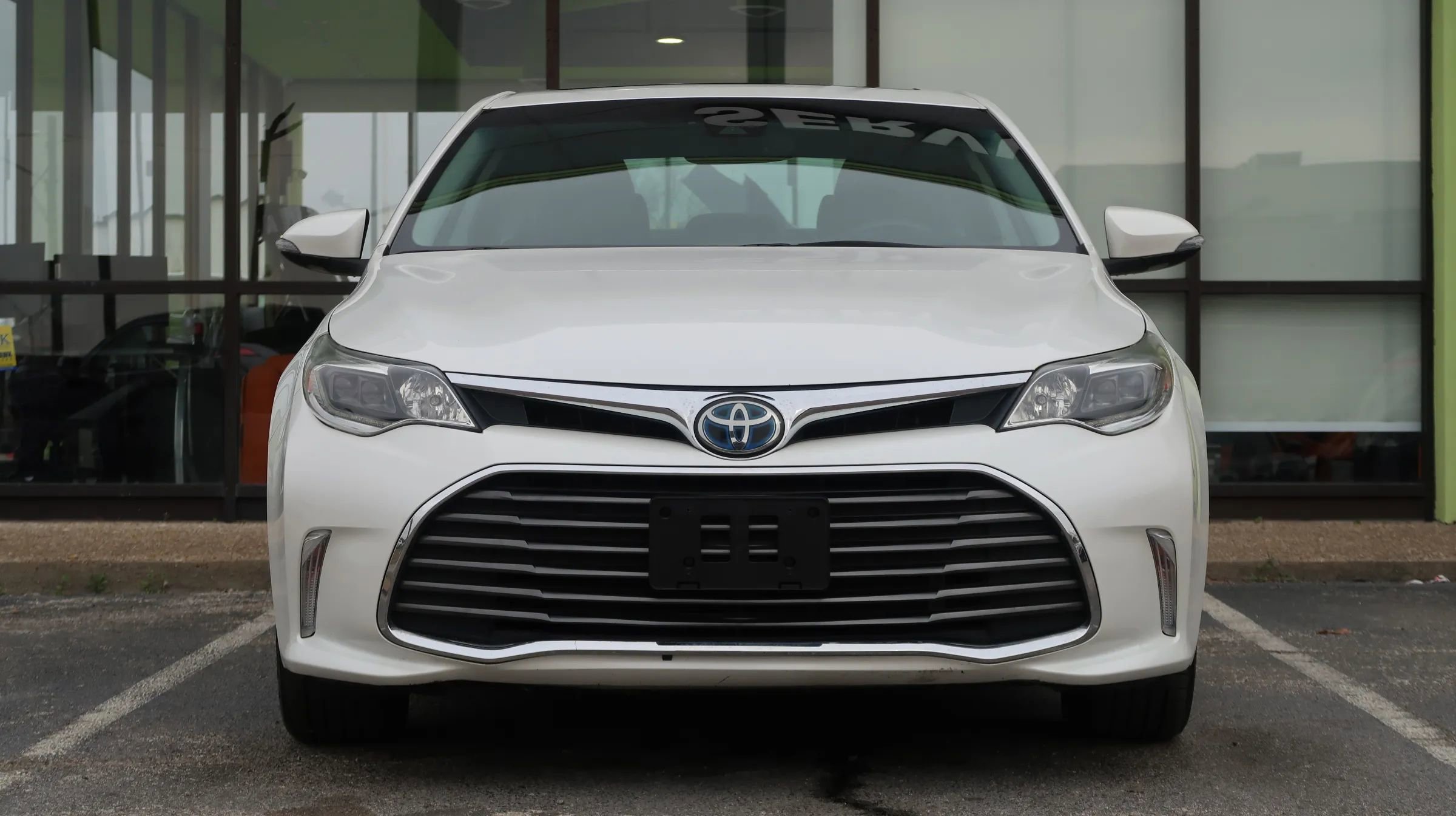 Used 2018 Toyota Avalon Limited w/ All Weather Liner Package FWD image 2