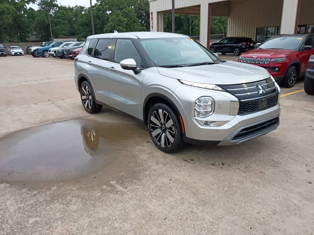 Used 2025 Mitsubishi Outlander SE AWD/4WD image 3