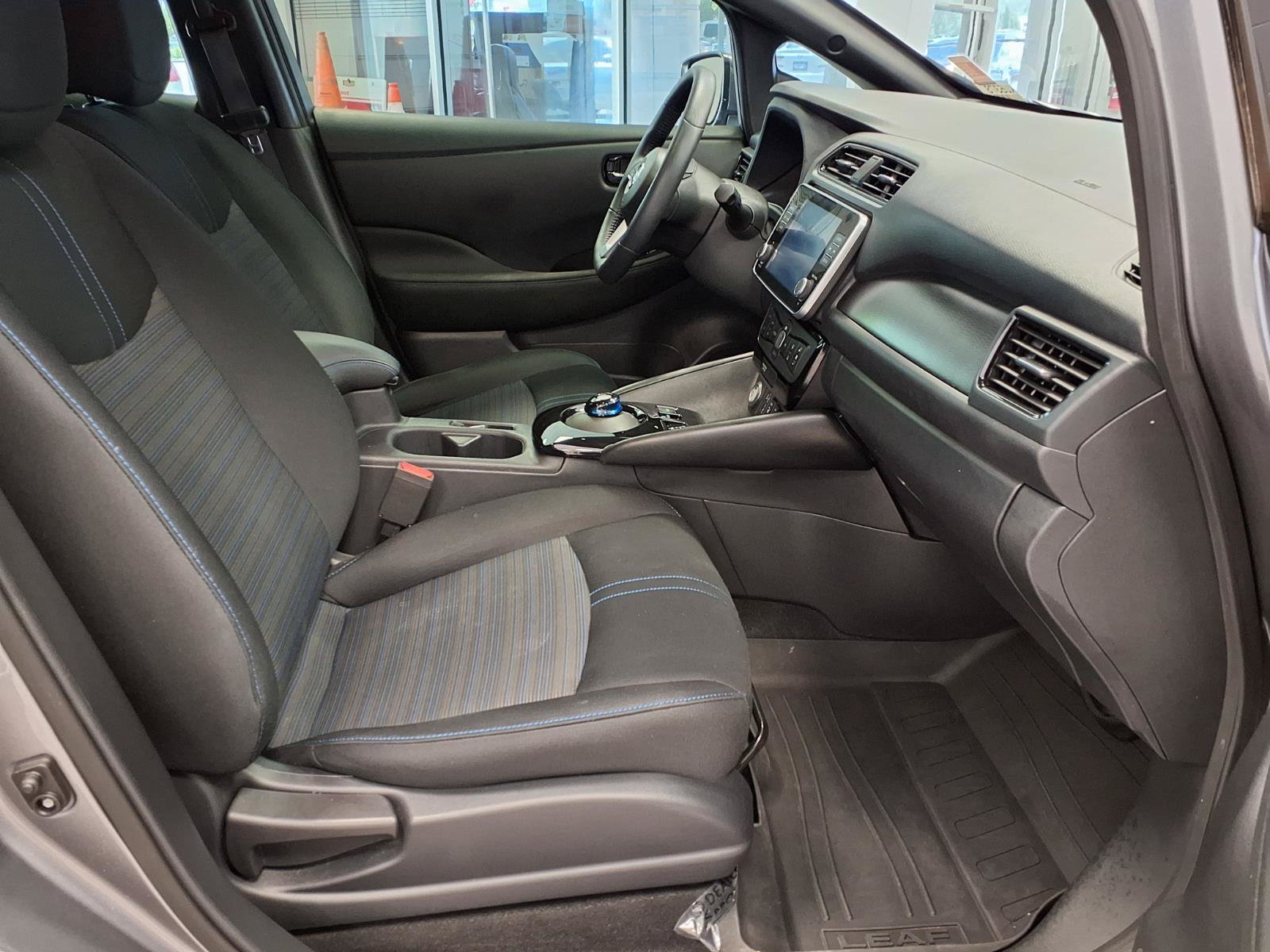 Used 2022 Nissan Leaf SV w/ SV Technology Package FWD image 10