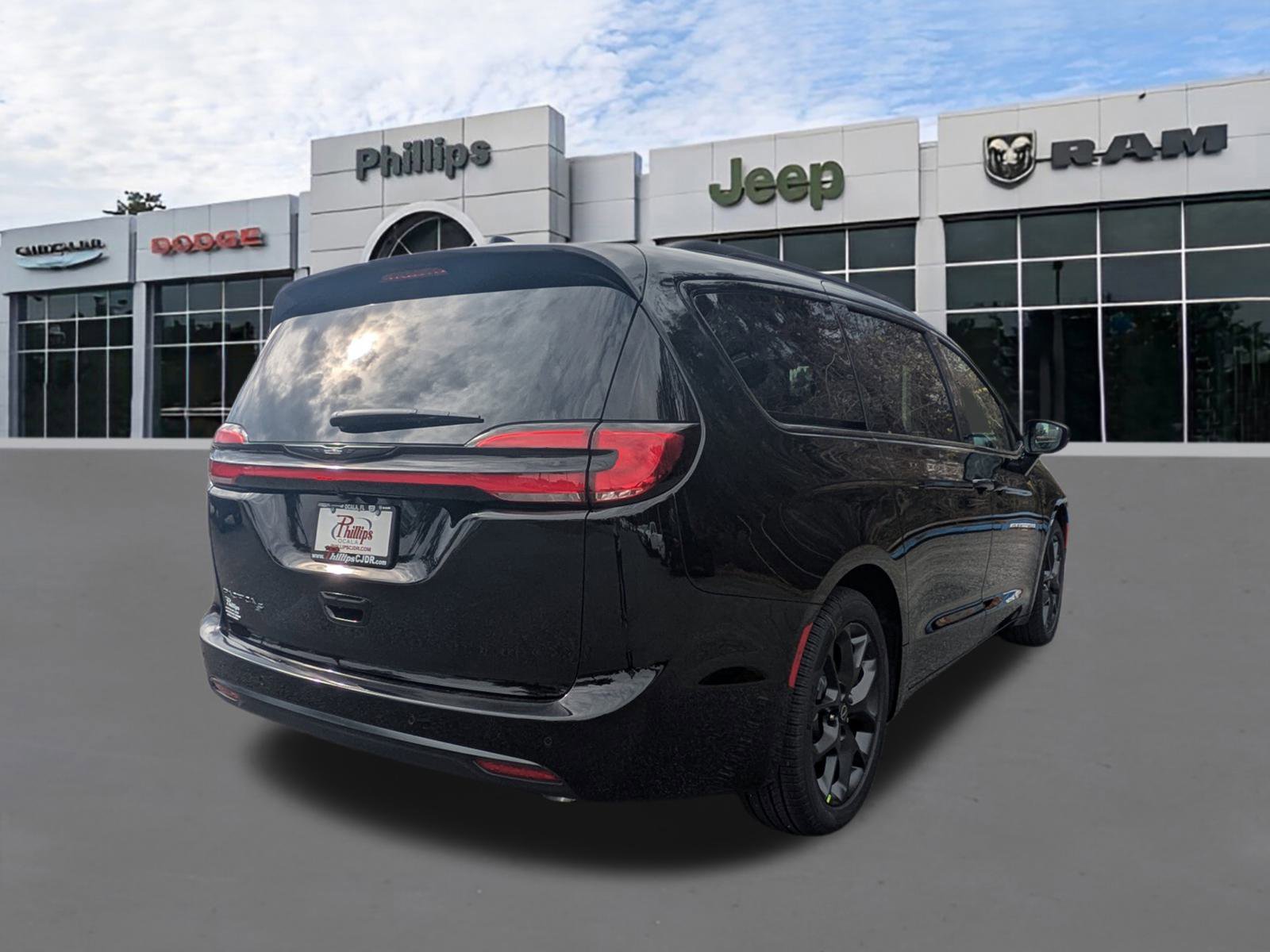 New 2026 Chrysler Pacifica Select image 4