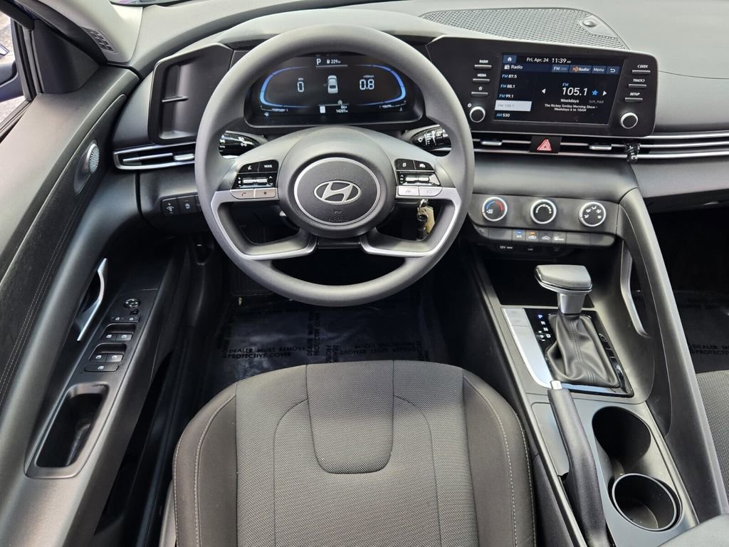 Certified 2025 Hyundai Elantra SE FWD image 13
