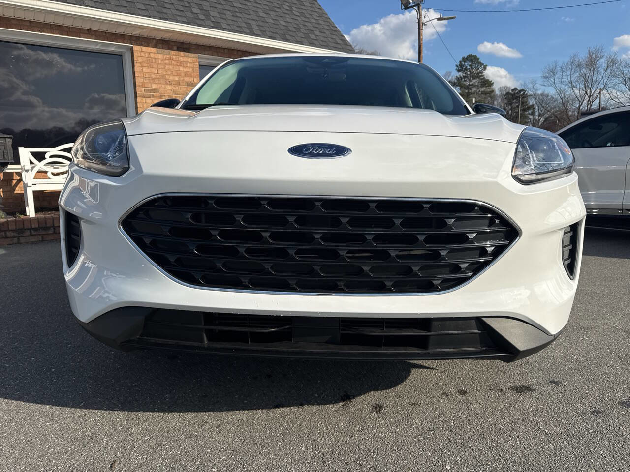 Used 2022 Ford Escape SE w/ SE Sport Appearance Package image 4