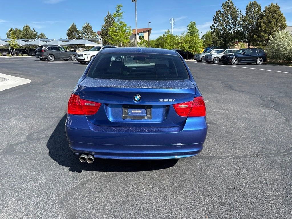 Used 2011 BMW 328i xDrive Sedan AWD/4WD image 4