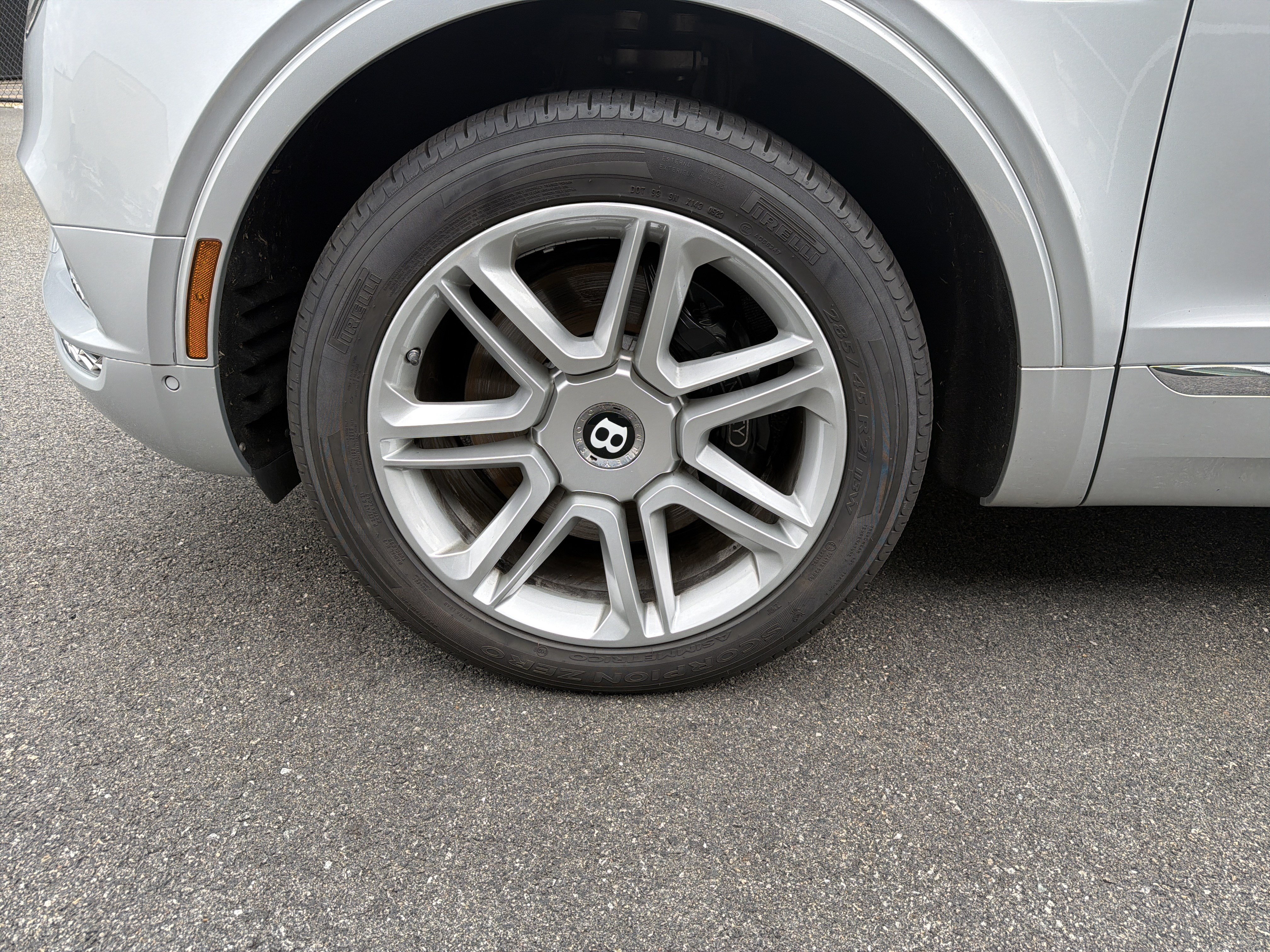 Used 2018 Bentley Bentayga AWD/4WD image 6