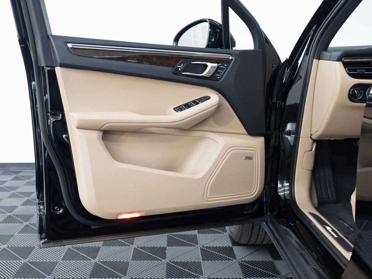 Certified 2025 Porsche Macan image 10