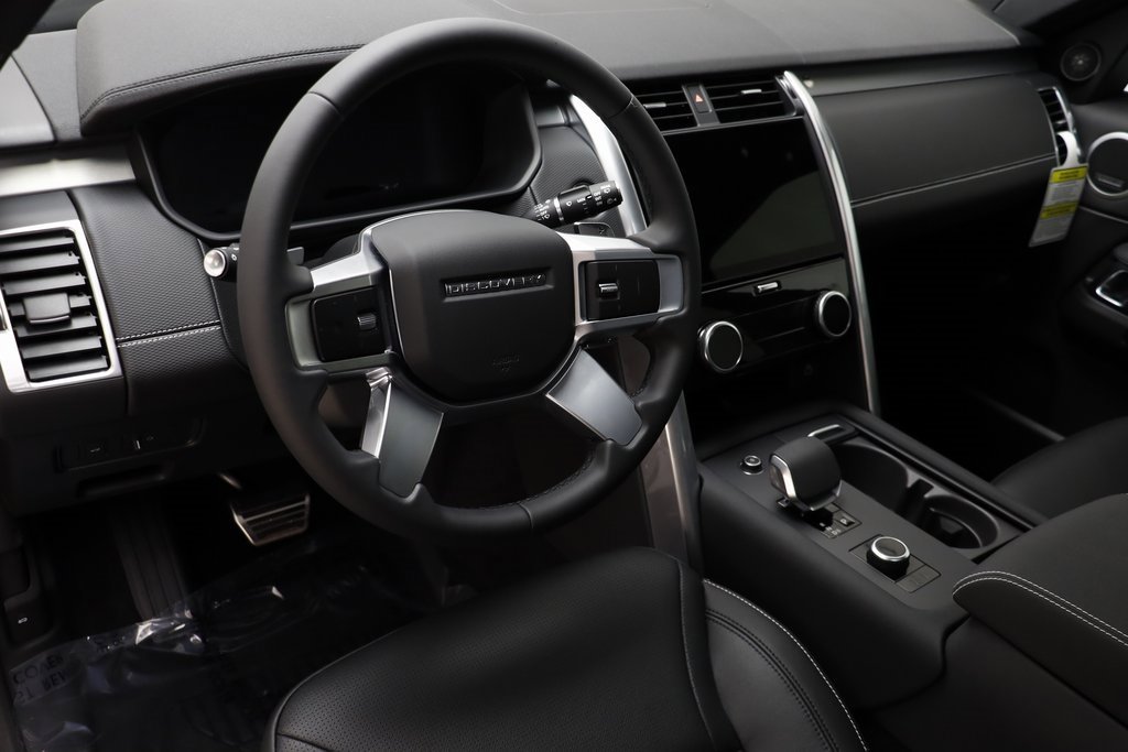 New 2025 Land Rover Discovery Dynamic SE image 8