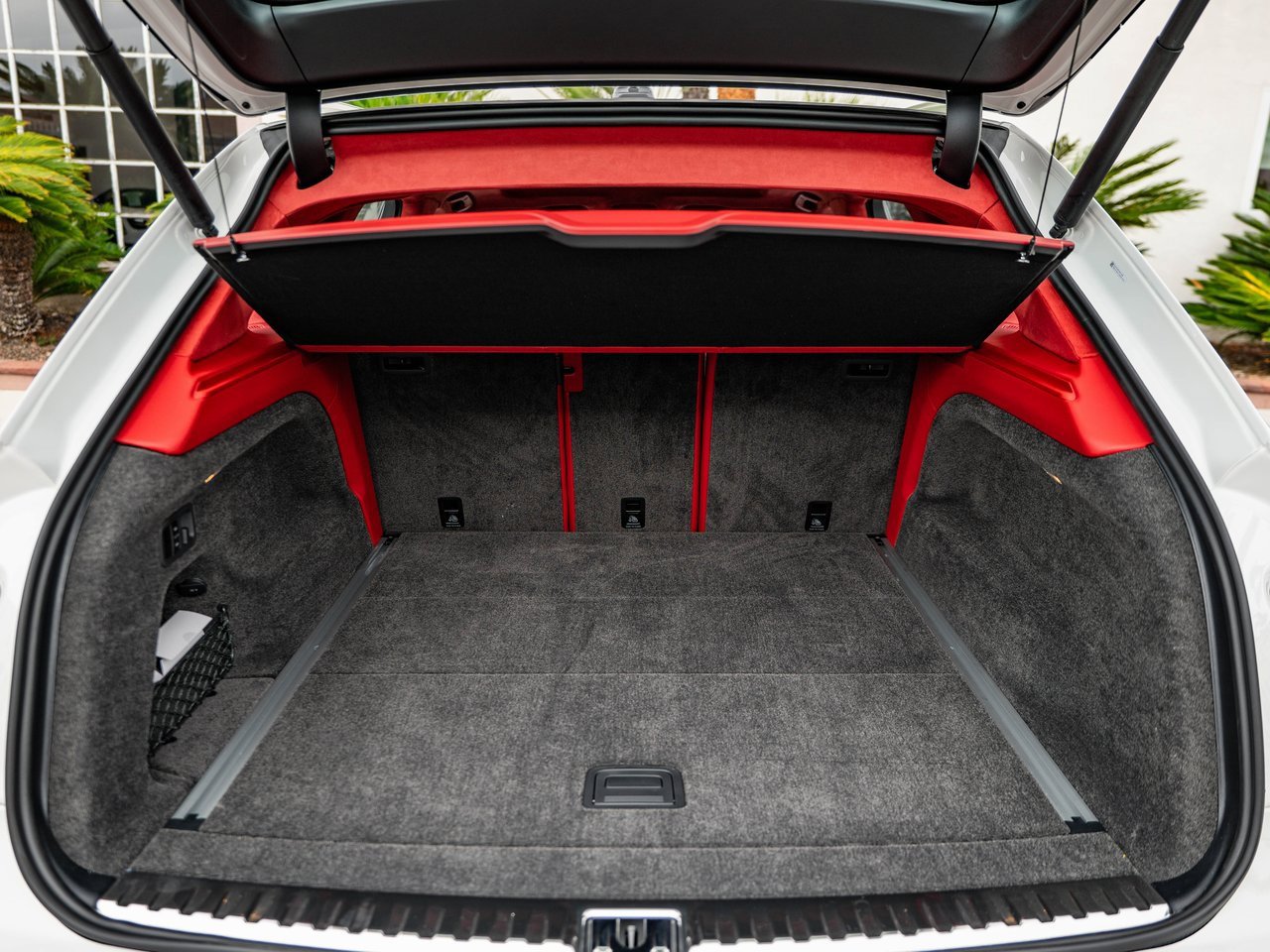 Used 2025 Bentley Bentayga V8 image 32