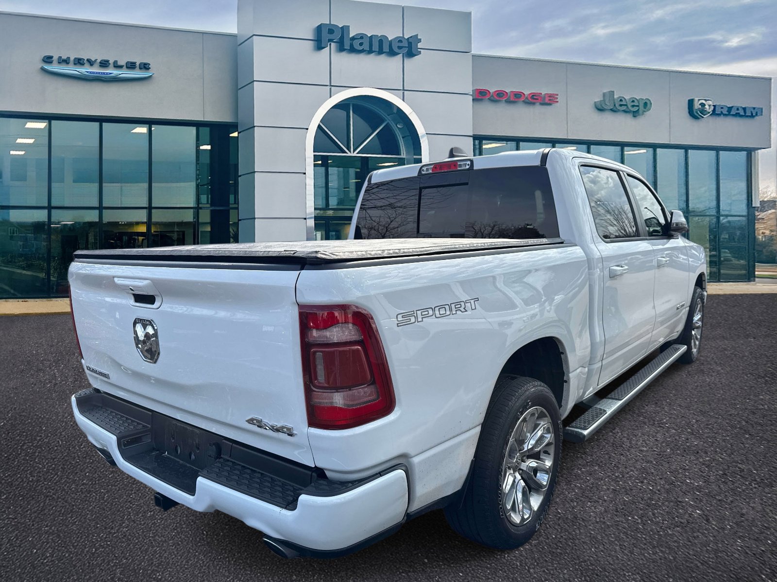 Used 2023 RAM 1500 Laramie AWD/4WD image 2