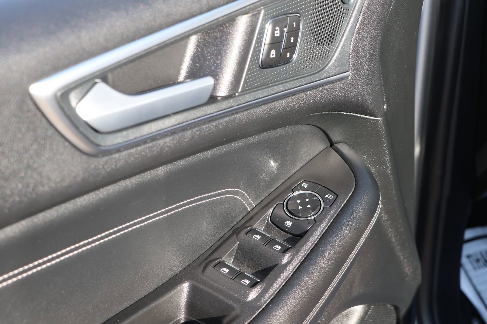 Used 2024 Ford Edge Titanium image 11