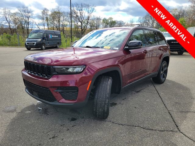 Used 2024 Jeep Grand Cherokee Altitude AWD/4WD image 7