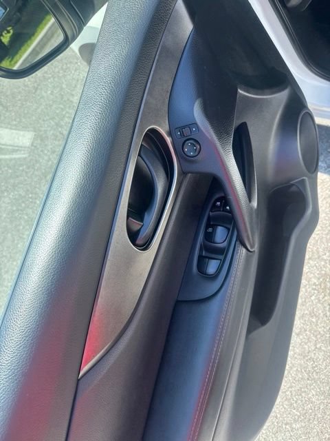 Used 2017 Nissan Rogue Sport S w/ S Appearance Package AWD/4WD image 18
