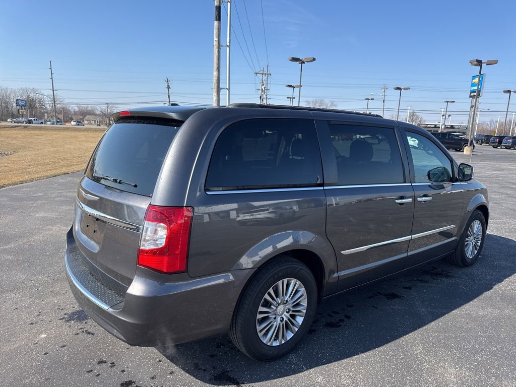 Used 2016 Chrysler Town & Country Touring-L w/ Driver Convenience Group image 7