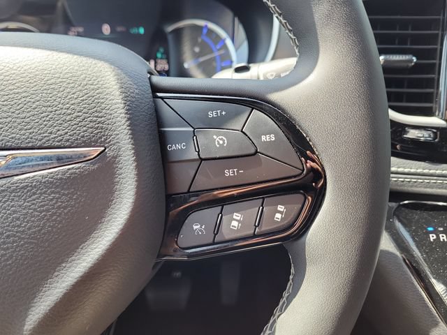 Used 2024 Chrysler Pacifica Limited FWD image 25
