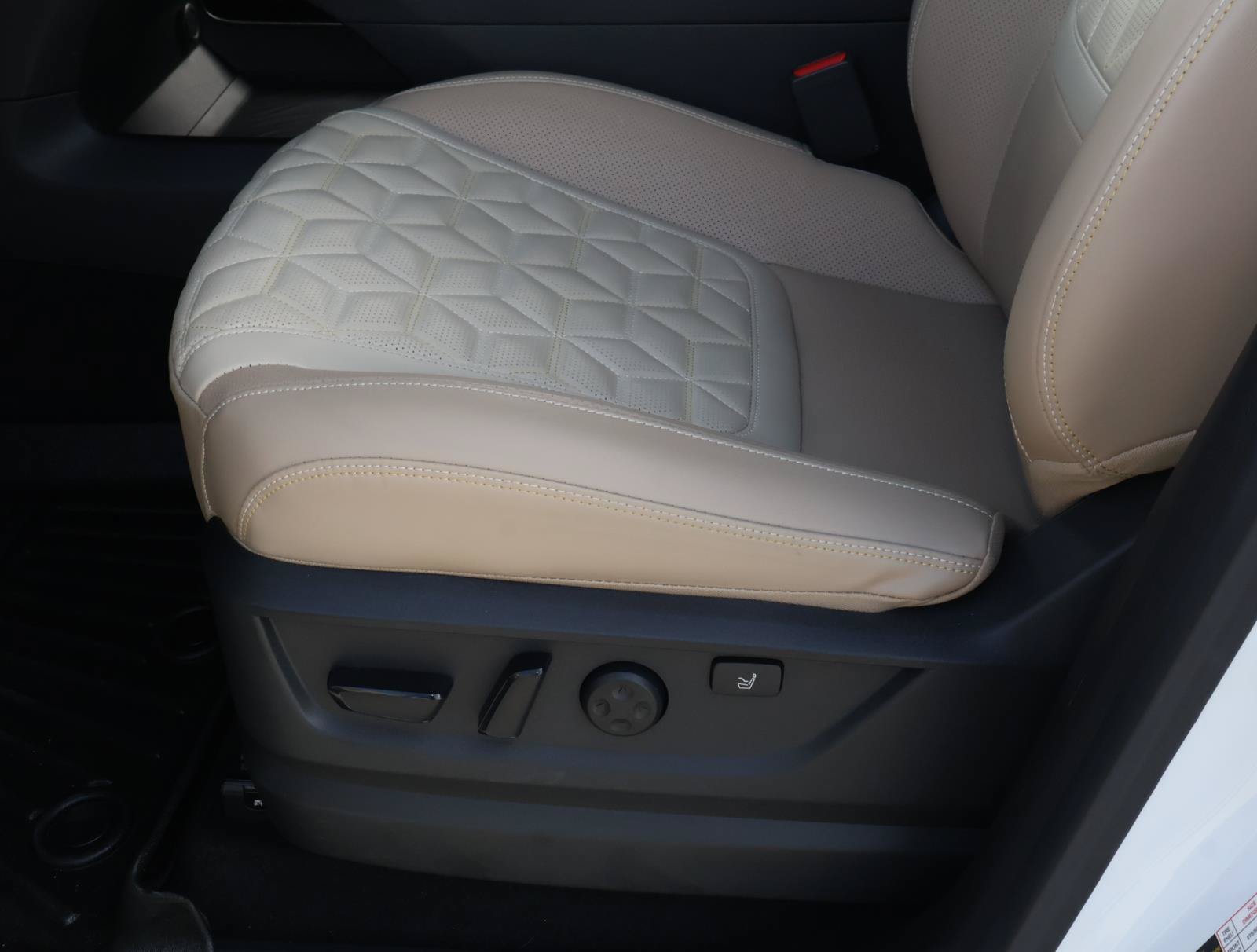 Used 2025 Nissan Armada Platinum Reserve RWD image 16