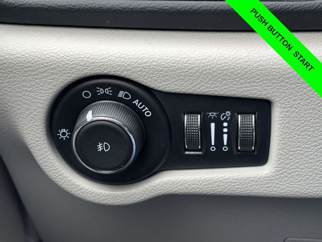 Used 2023 Chrysler Pacifica Touring-L image 11