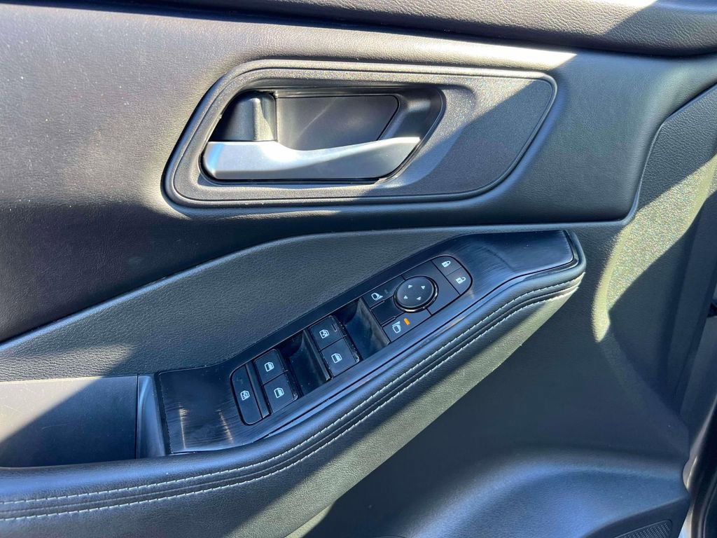 Certified 2024 Nissan Rogue SV image 17