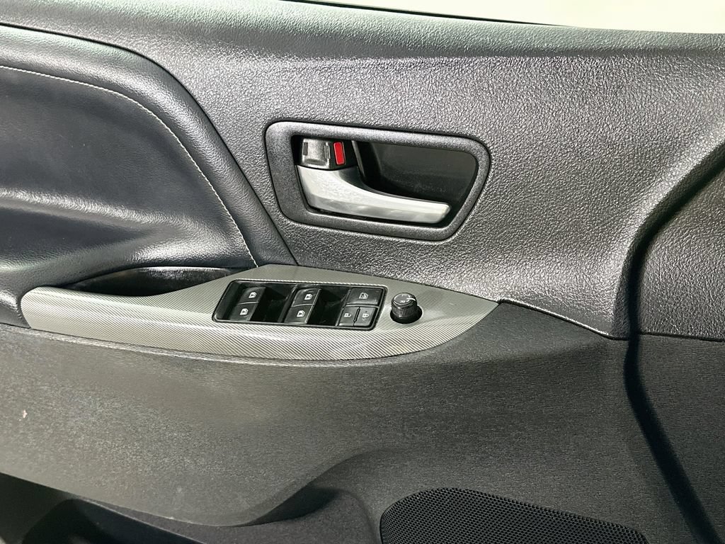 Used 2015 Toyota Sienna SE Premium FWD image 20