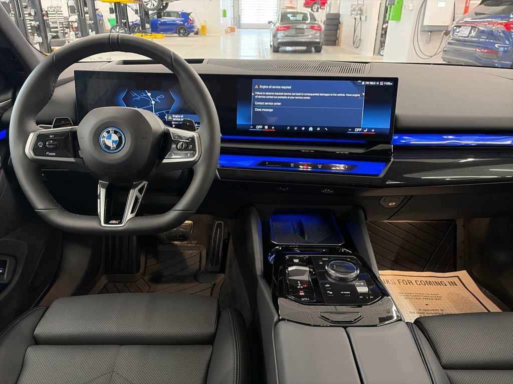 Used 2025 BMW 550e xDrive w/ Premium Package AWD/4WD image 13