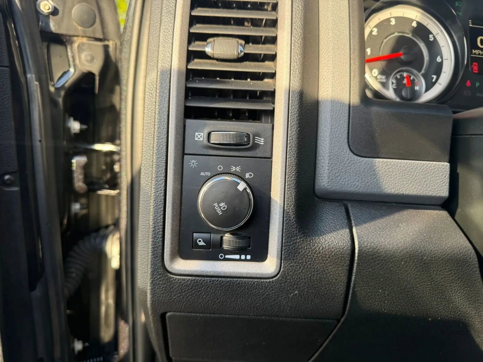 Used 2018 RAM 1500 Express w/ Express Value Package AWD/4WD image 16