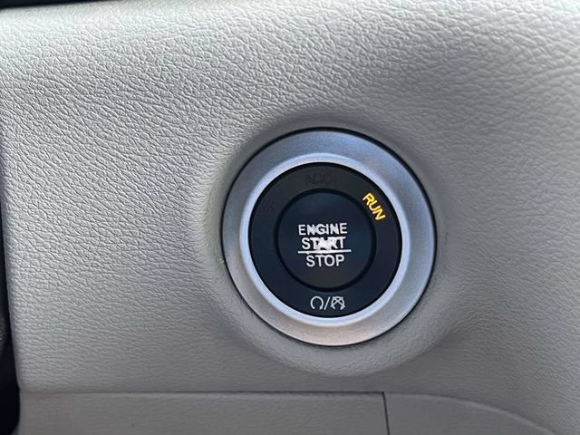 Used 2018 Chrysler Pacifica Touring-L FWD image 32