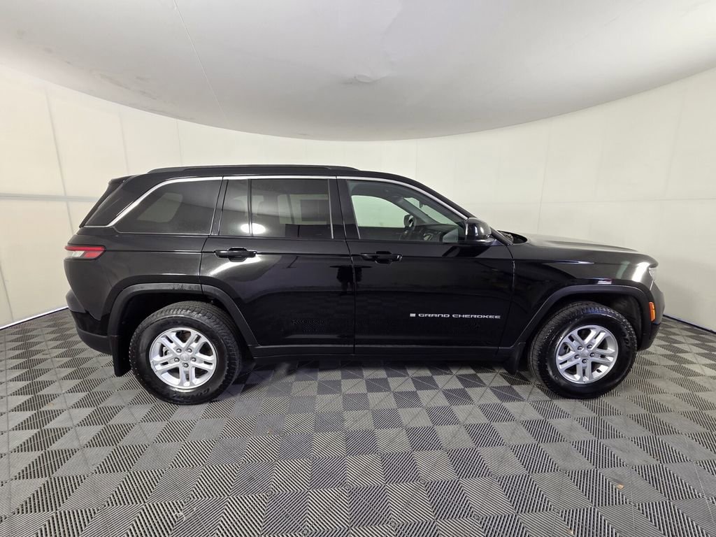 Certified 2025 Jeep Grand Cherokee Laredo w/ Luxury Tech Group I image 5