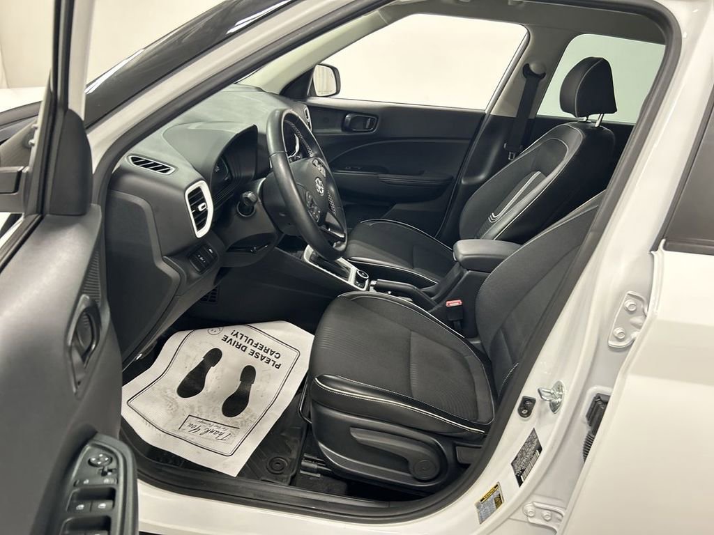 Used 2023 Hyundai Venue Limited w/ Cargo Package FWD image 9