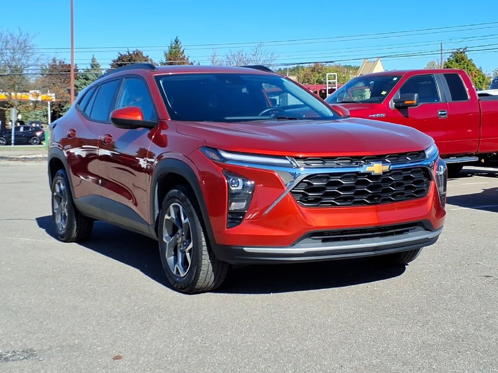 Used 2024 Chevrolet Trax LT w/ Driver Confidence Package FWD image 3