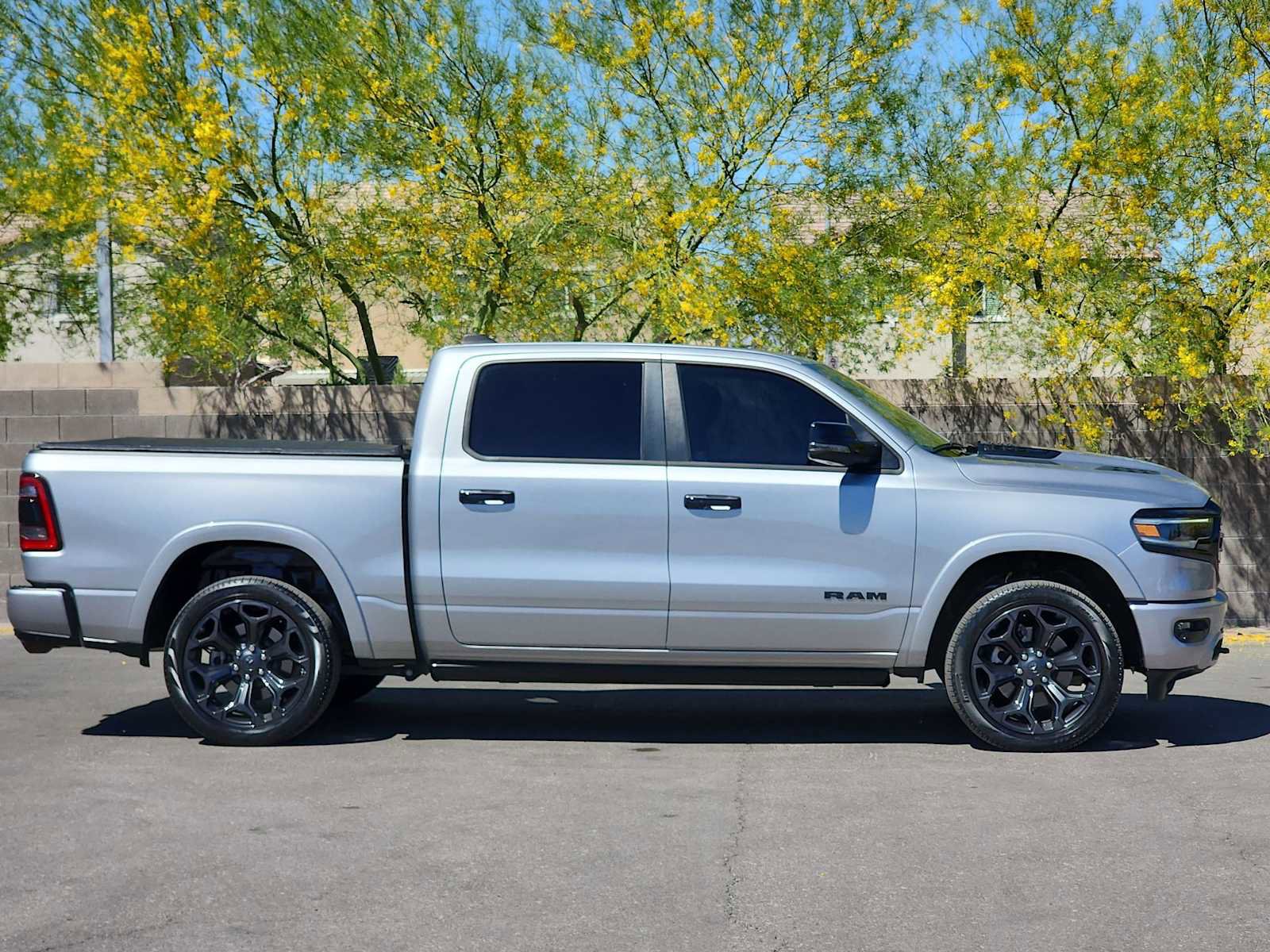 Used 2023 RAM 1500 Limited AWD/4WD image 9