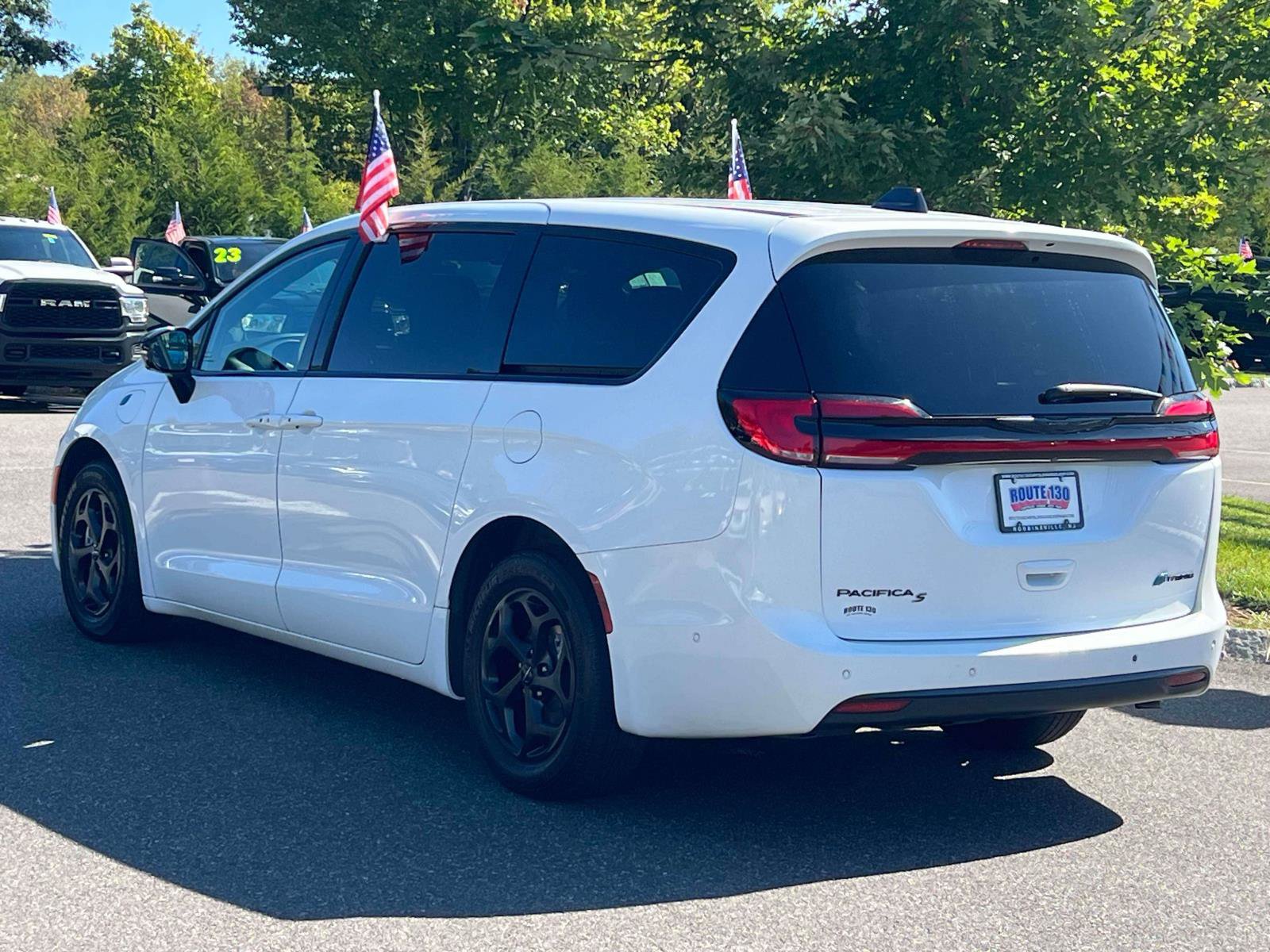 Used 2024 Chrysler Pacifica Limited FWD image 3