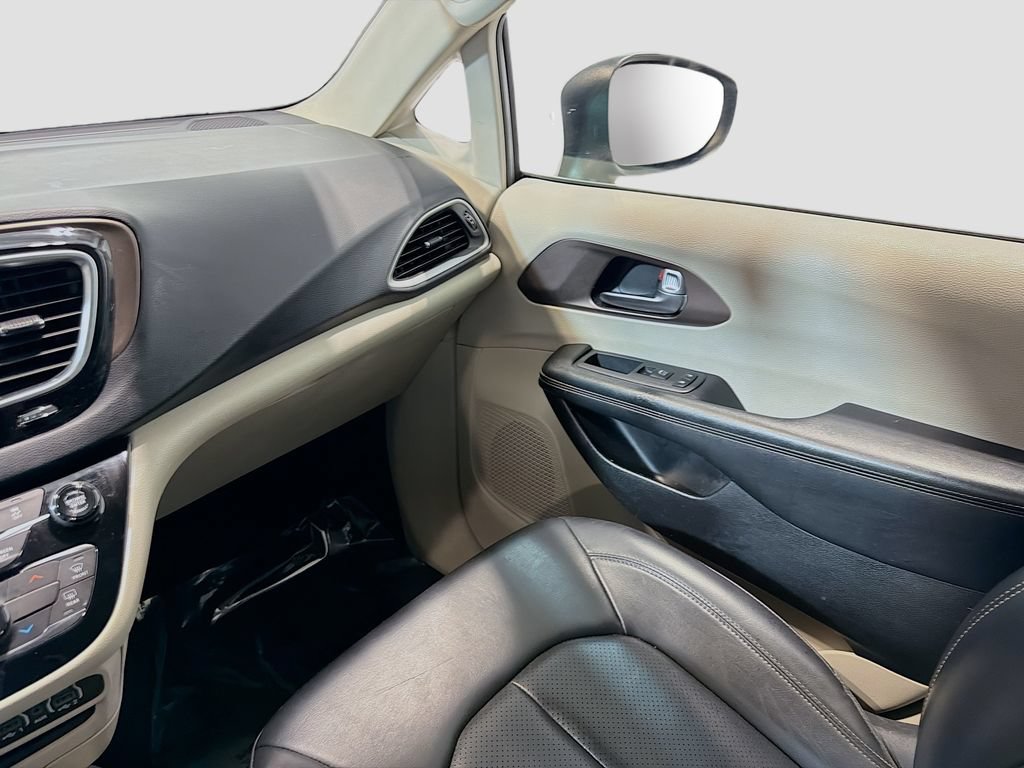 Used 2021 Chrysler Voyager Lxi FWD image 18