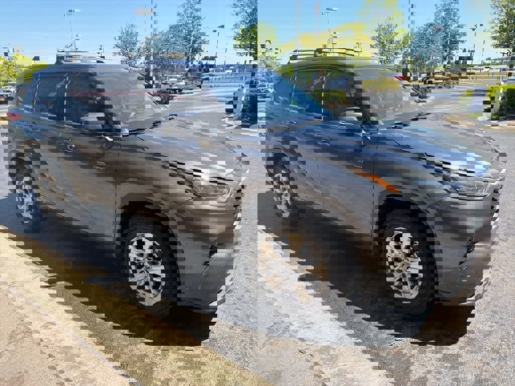 Used 2020 Toyota Highlander LE FWD image 2