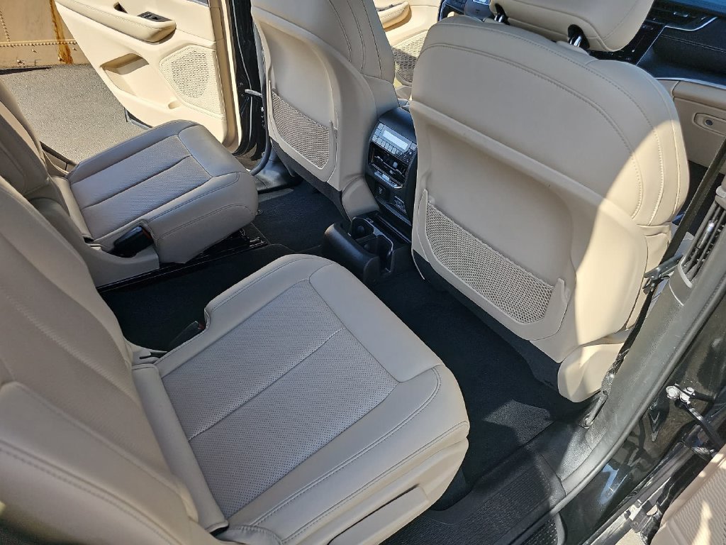 Used 2023 Jeep Grand Cherokee L Limited w/ Luxury Tech Group II AWD/4WD image 12
