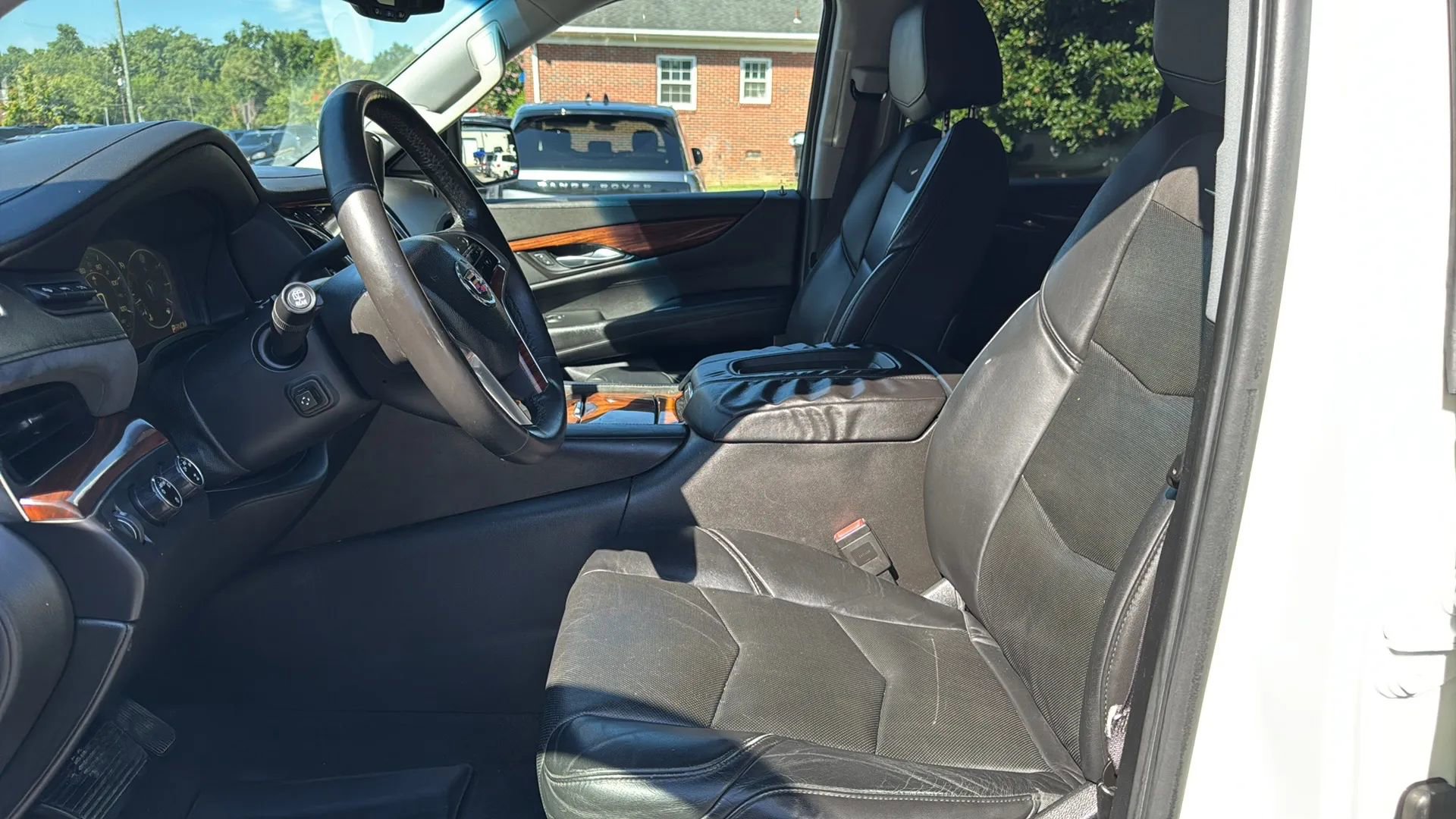 Used 2015 Cadillac Escalade Luxury image 10