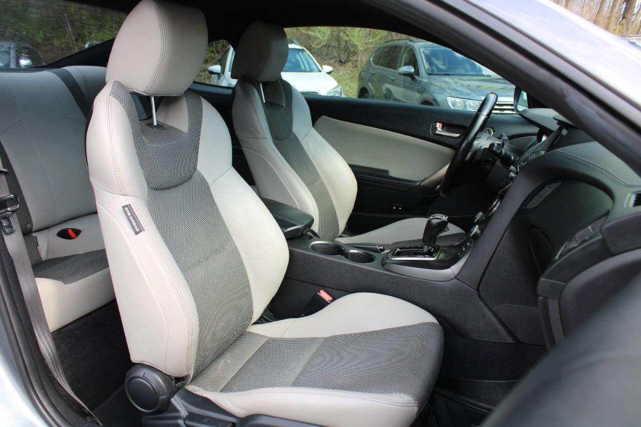 Used 2015 Hyundai Genesis 3.8 RWD image 28