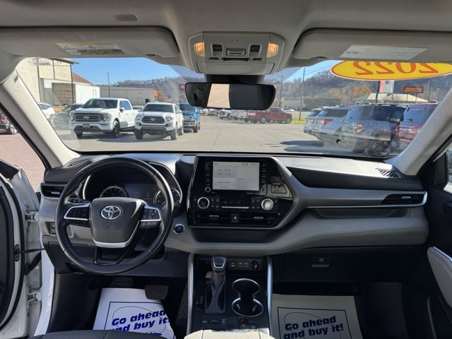 Used 2022 Toyota Highlander XLE image 19