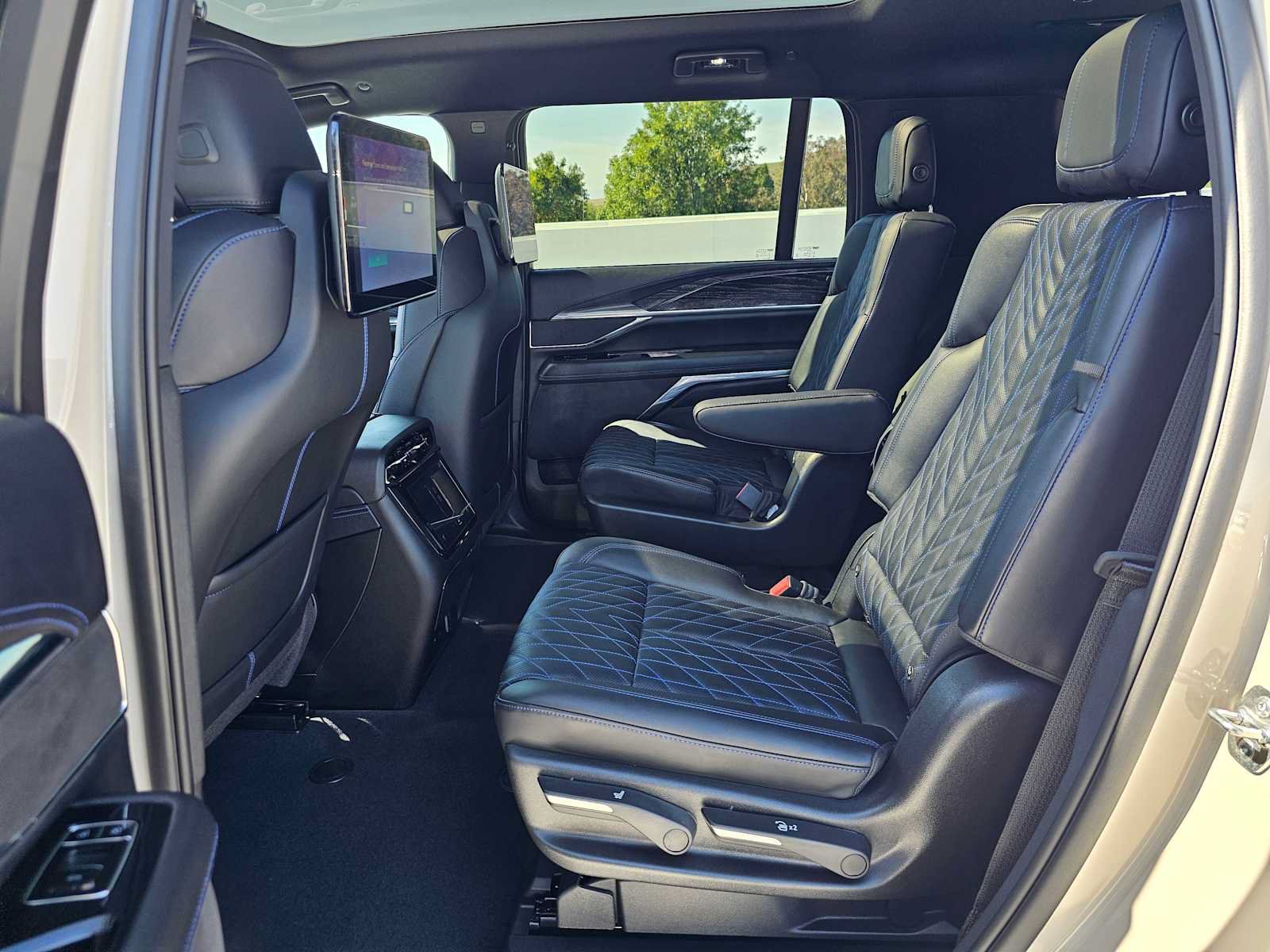 New 2026 Cadillac Escalade IQL Sport 1 w/ LPO, Floor Liner Package AWD/4WD image 19