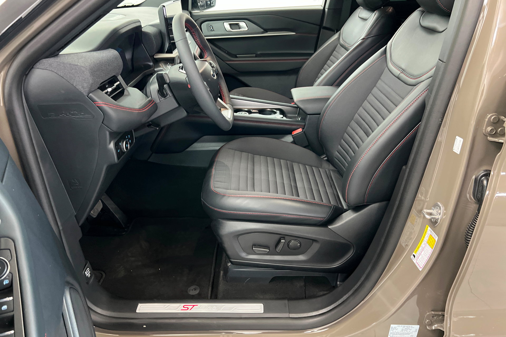 Used 2026 Ford Explorer ST-Line w/ ST-Line Street Pack AWD/4WD image 17