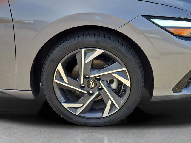 Used 2025 Hyundai Elantra Limited FWD image 4