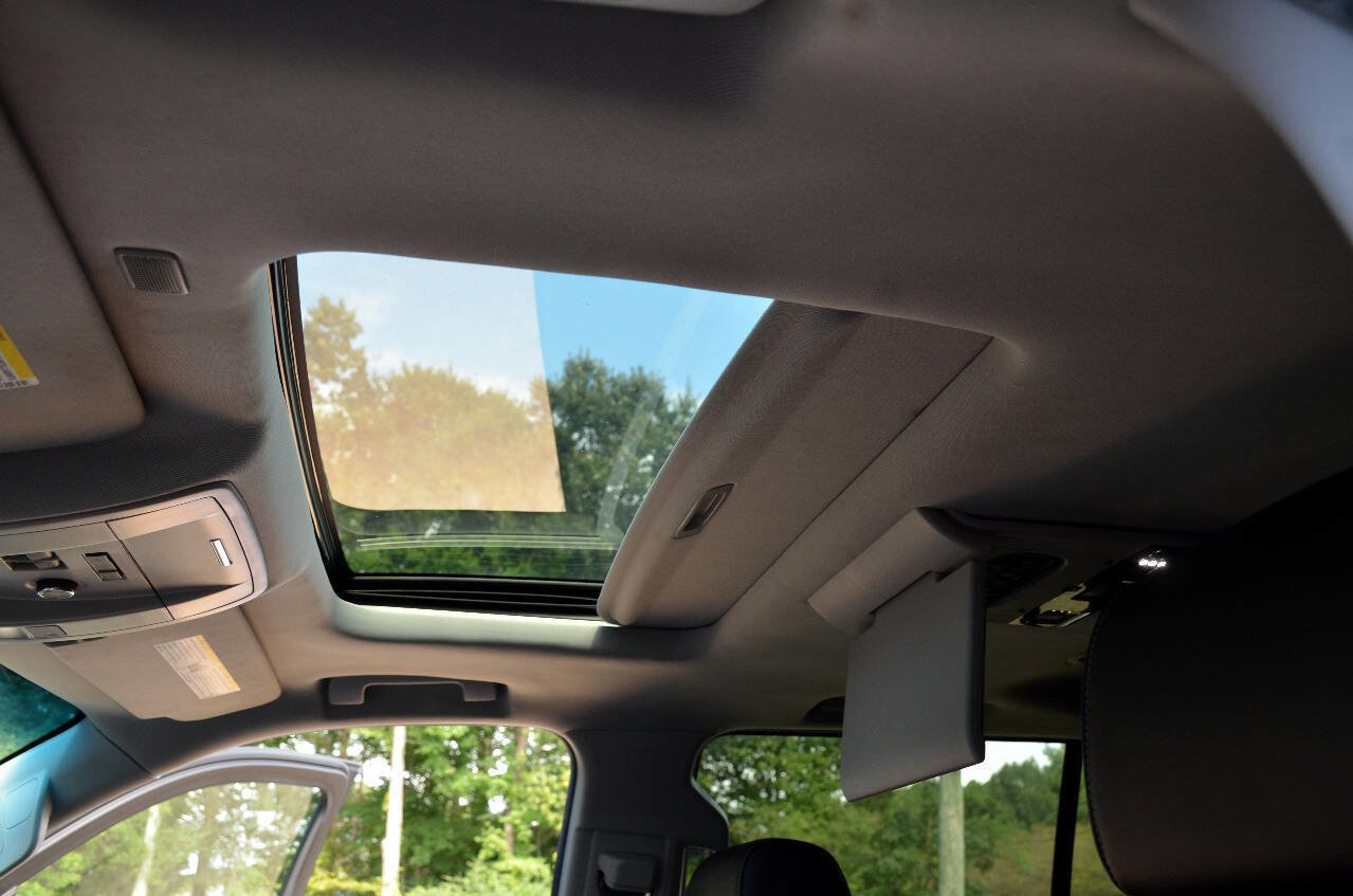 Used 2017 GMC Yukon XL SLT w/ Open Road Package image 25