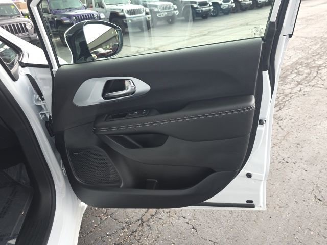 Used 2026 Chrysler Pacifica Premium image 40