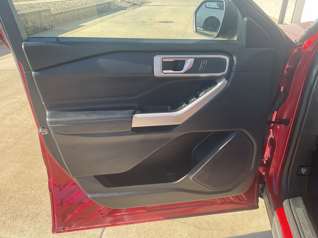 Used 2021 Ford Explorer XLT w/ Equipment Group 202A image 7