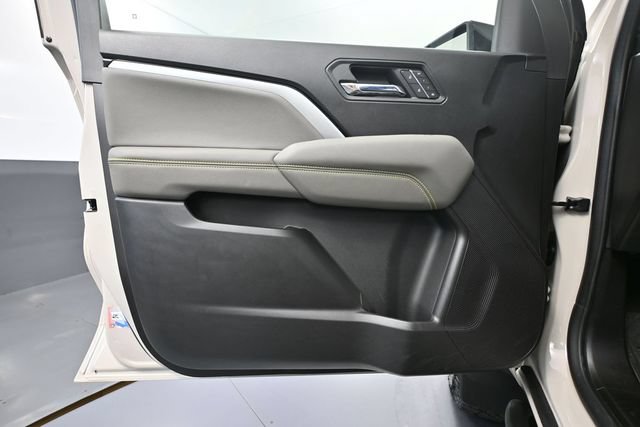 Used 2026 Chevrolet Colorado ZR2 w/ Technology Package AWD/4WD image 17