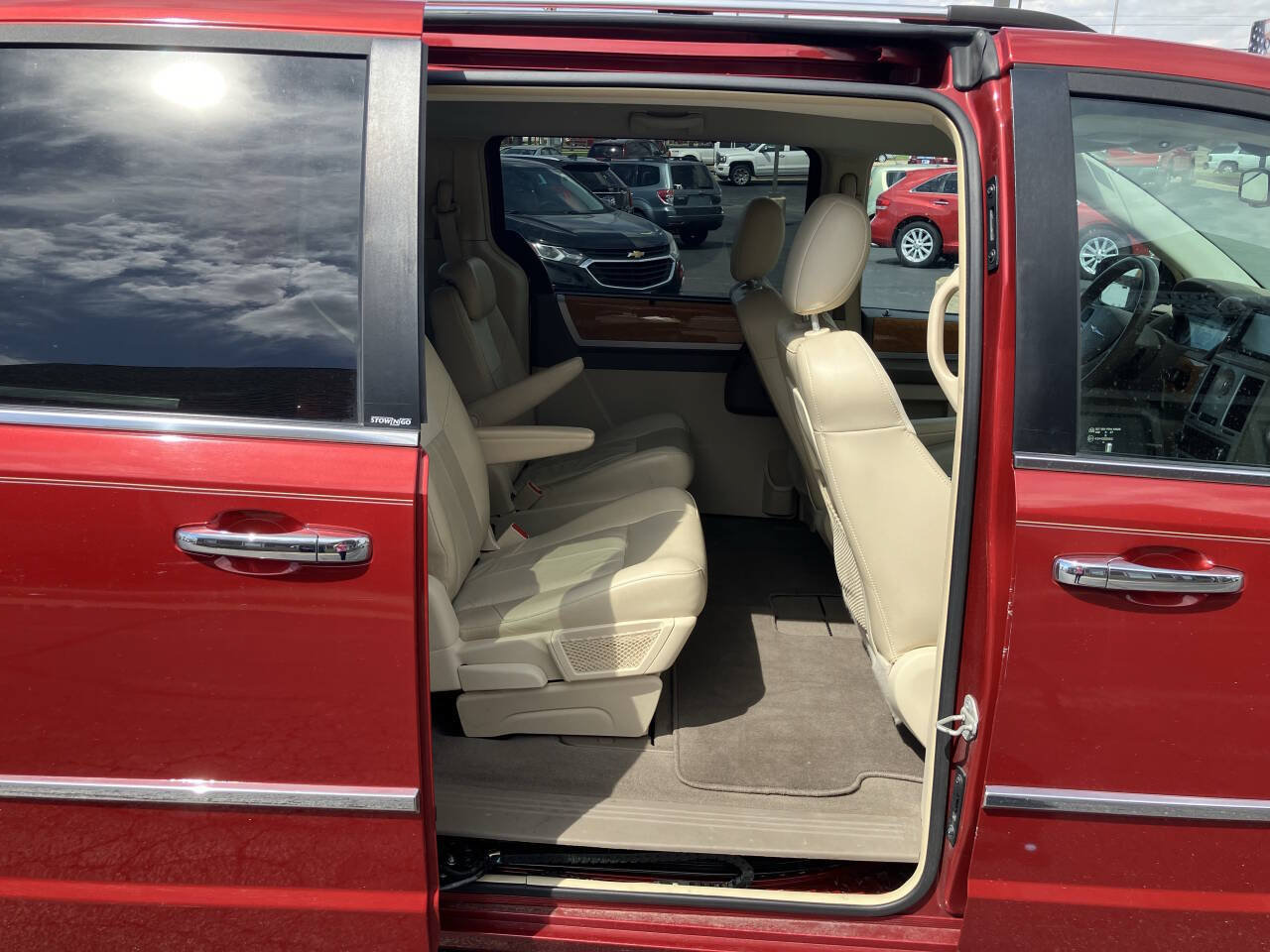 Used 2009 Chrysler Town & Country Limited w/ Entertainment Group #3 FWD image 22