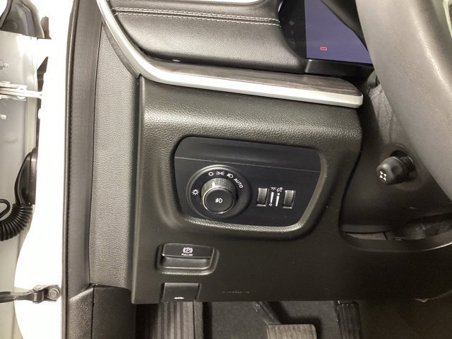 Used 2023 Jeep Grand Cherokee L Limited w/ Luxury Tech Group II AWD/4WD image 12